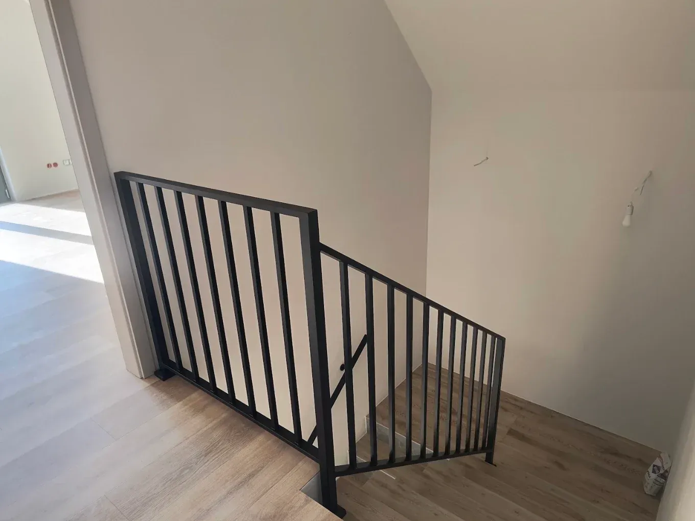 Balustrada wewnętrzna z pionowych profili stalowych przy schodach