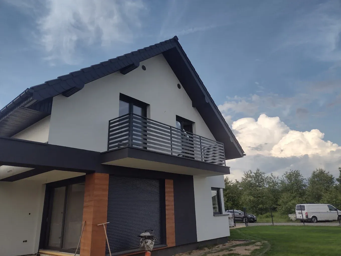 Balustrada balkonowa z poziomych profili na piętrze domu
