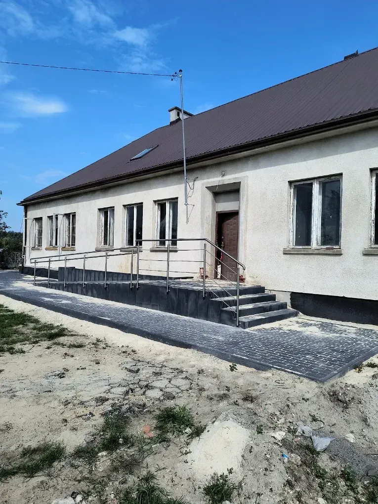 Balustrada przy pochylni wejściowej do budynku