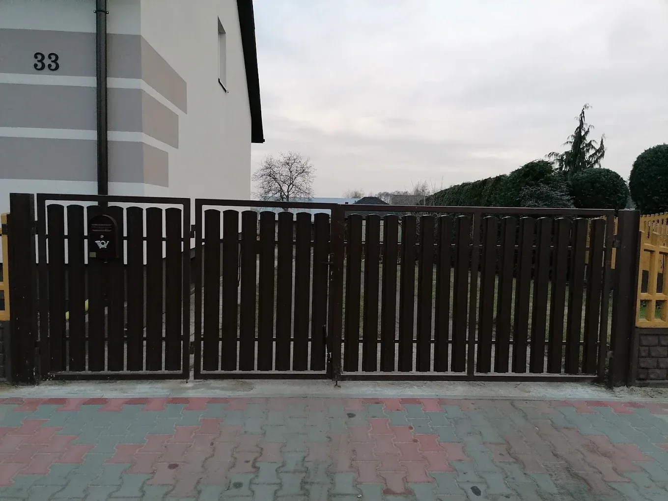 Brama dwuskrzydłowa z wypełnieniem sztachetowym