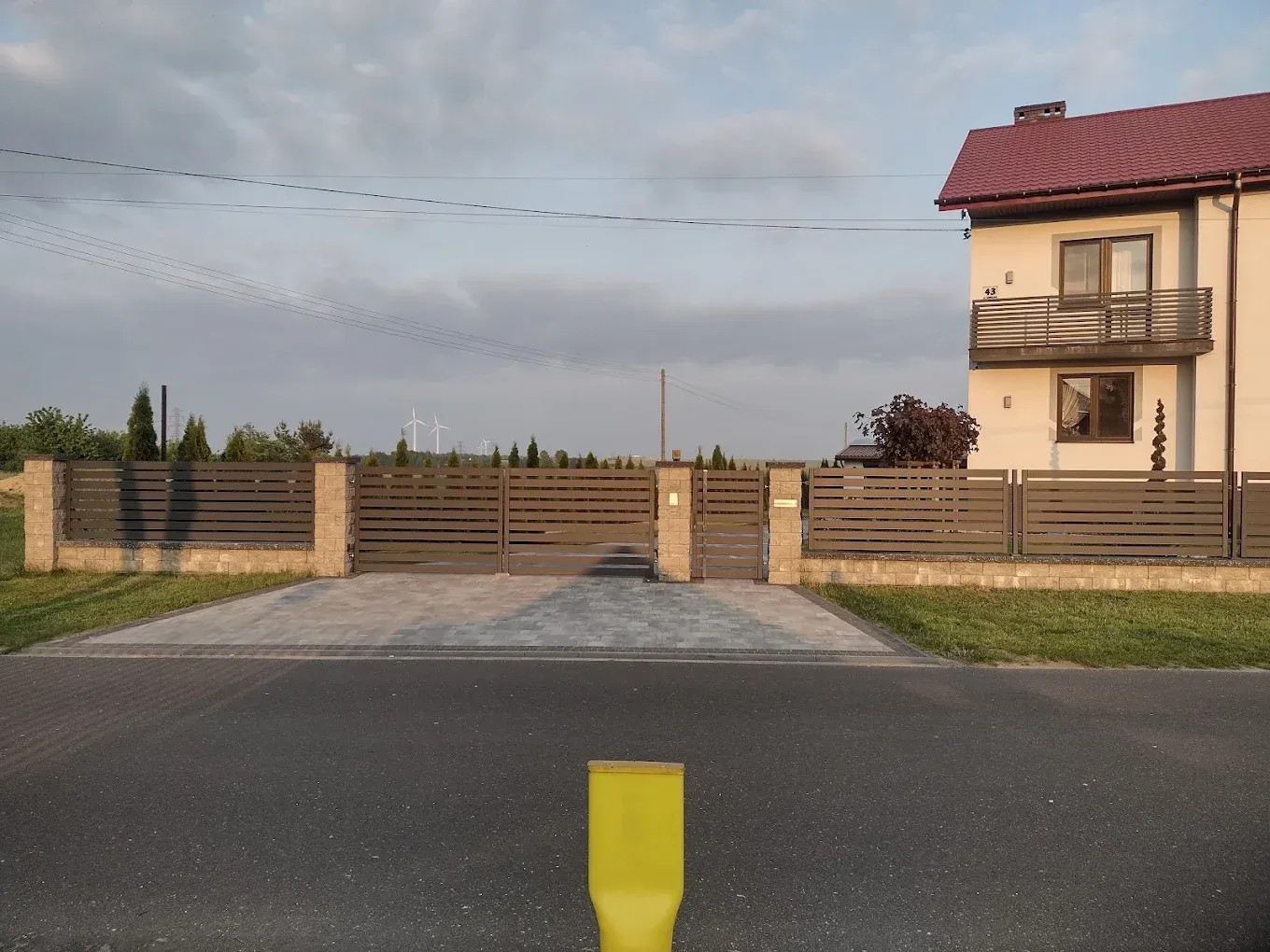 Brama wjazdowa przesuwna z ogrodzeniem posesji