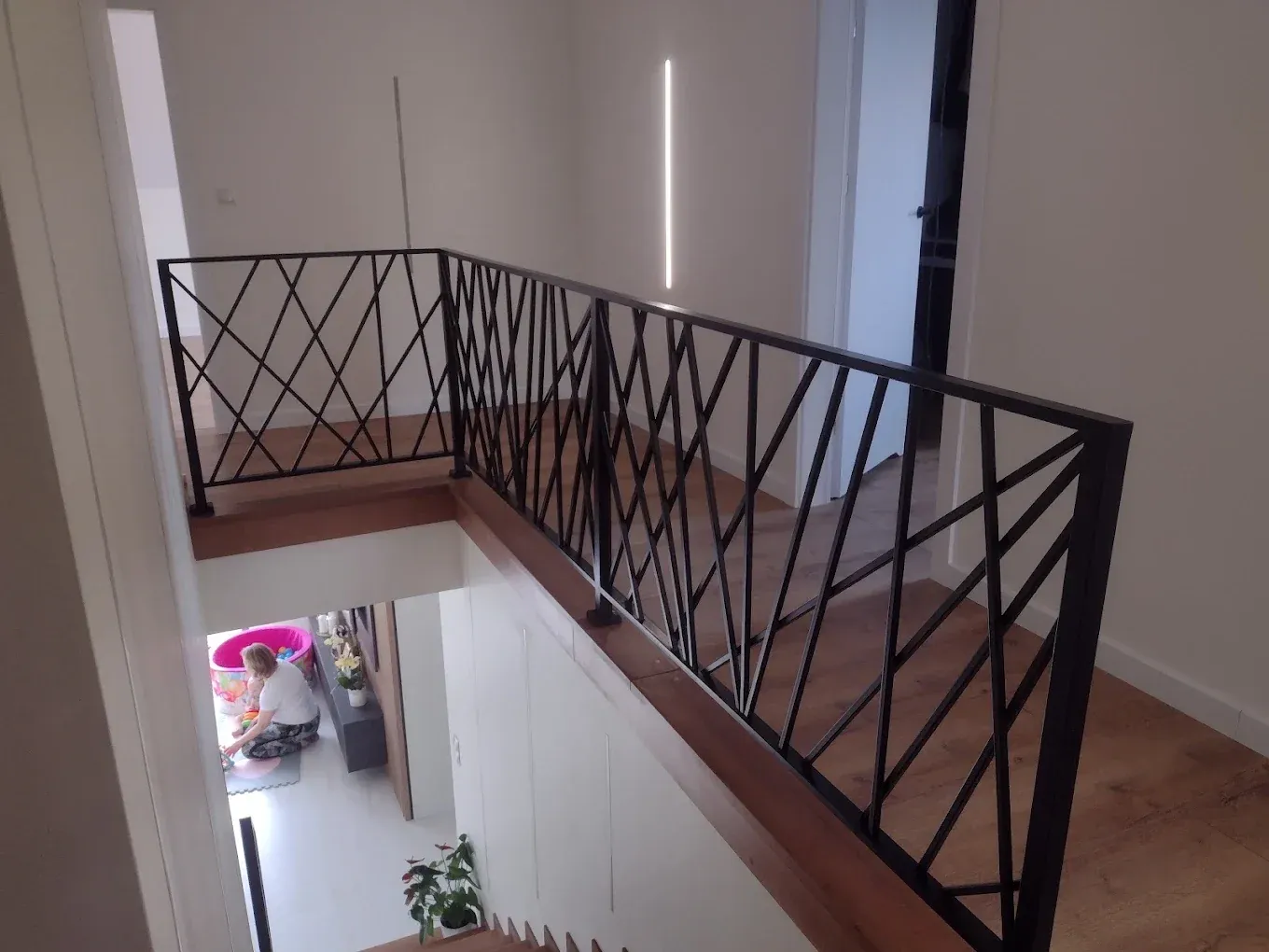 Balustrada wewnętrzna z geometrycznym wzorem z prętów