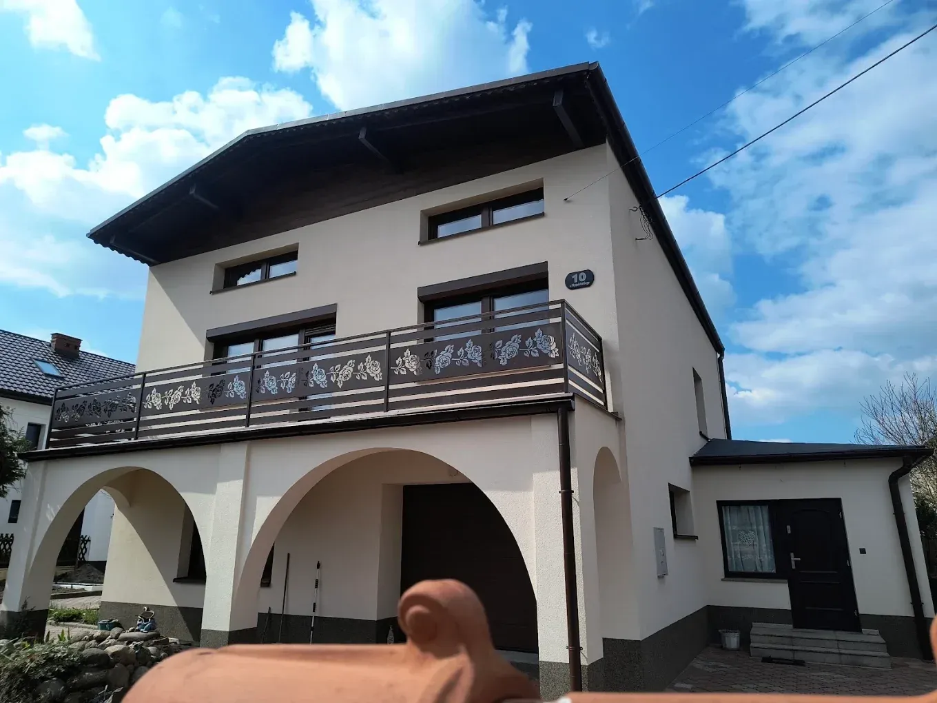 Ozdobne balustrady balkonowe z kutymi elementami