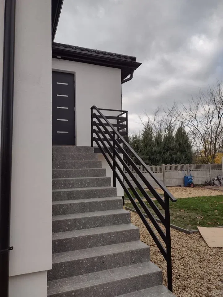 Schody granitowe z prostą balustradą stalową