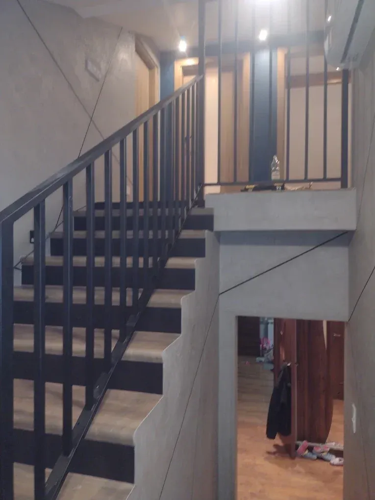 Stalowa konstrukcja schodów z balustradą w budynku