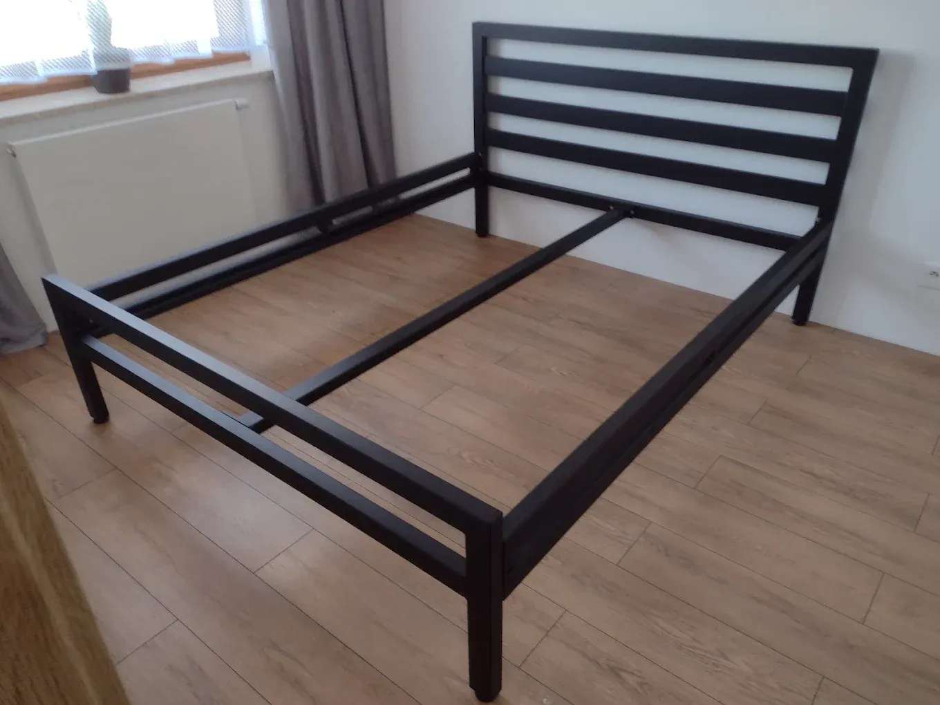 Metalowa rama łóżka w stylu loft