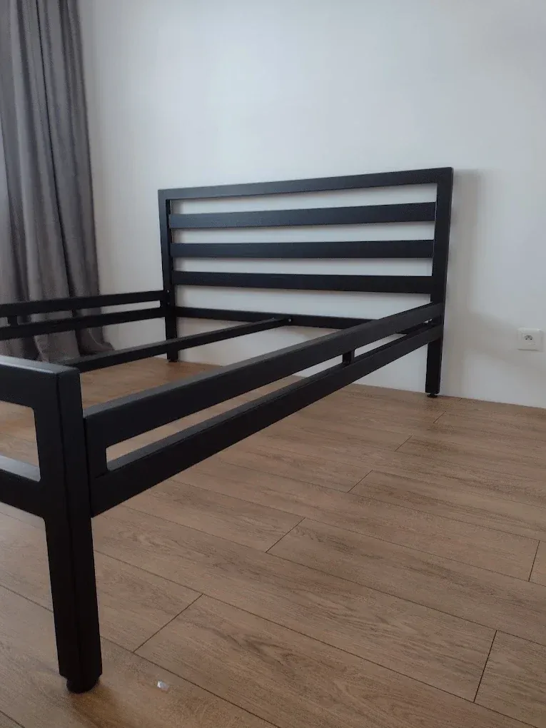 Rama łóżka z profili stalowych w stylu industrialnym