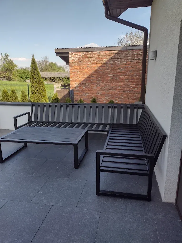 Metalowe meble tarasowe w stylu loft