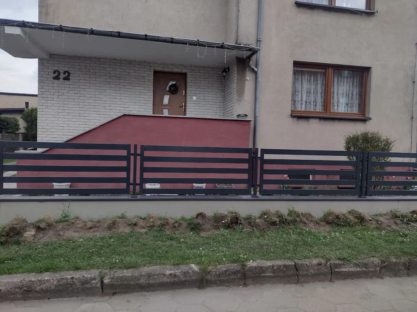 Ogrodzenie z poziomych profili stalowych na podmurówce