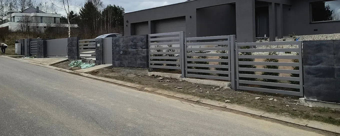 Ogrodzenie panelowe poziome ze słupkami betonowymi