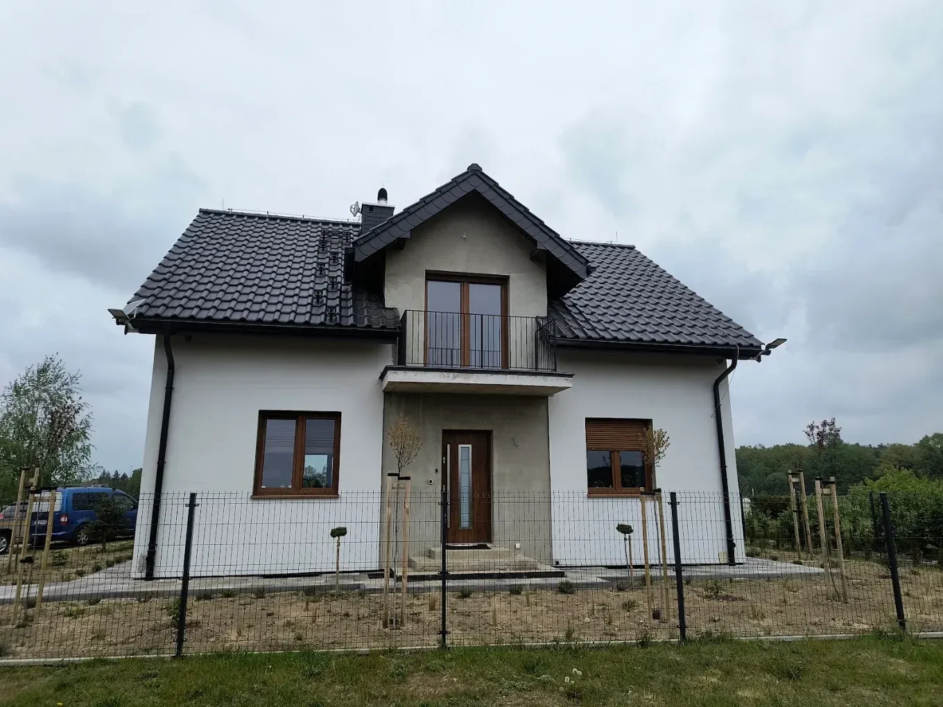 Ogrodzenie panelowe wokół nowo wybudowanego domu