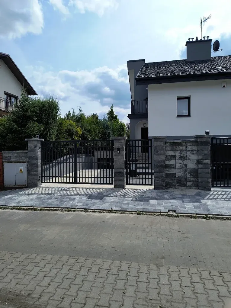 Ogrodzenie z bramą wjazdową i furtką przy domu
