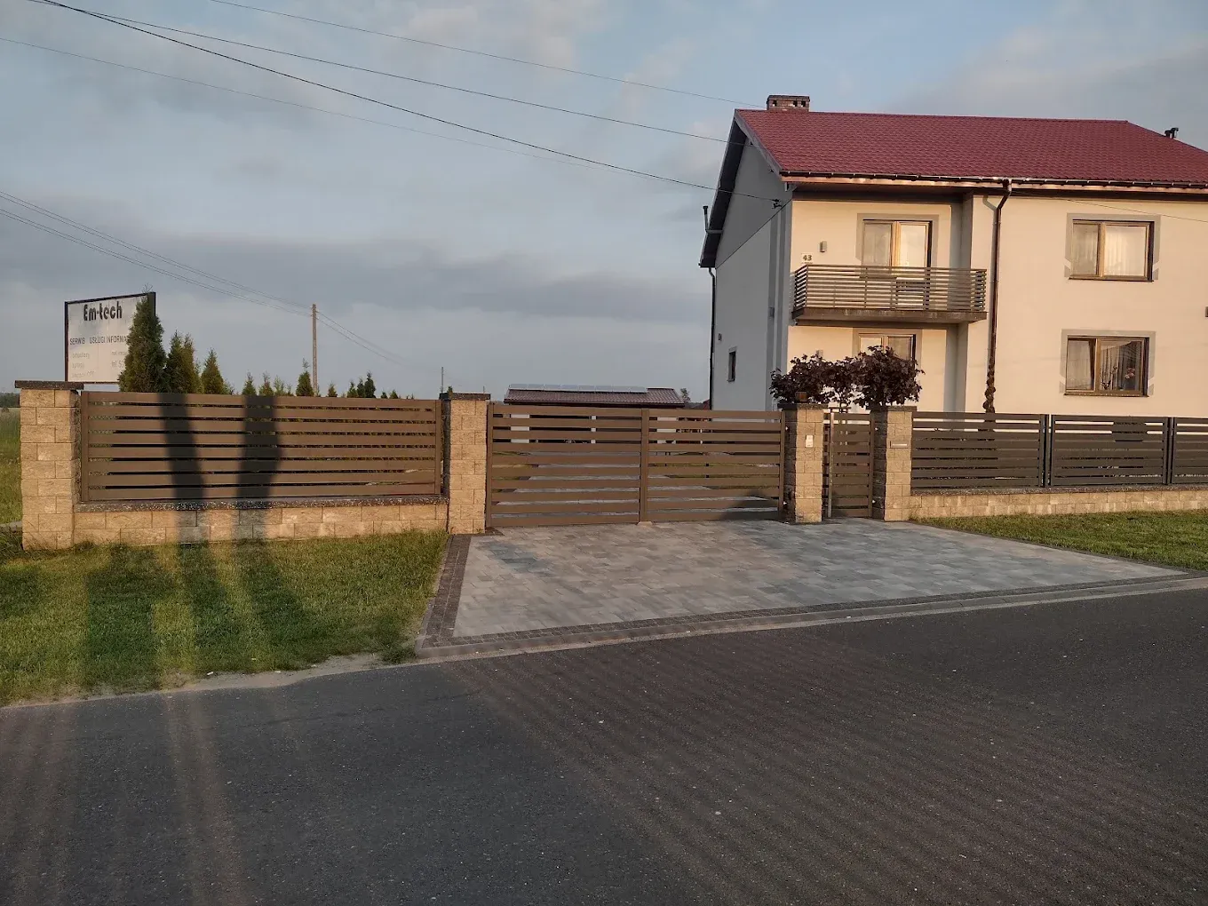 Ogrodzenie poziome z bramą wjazdową przy posesji