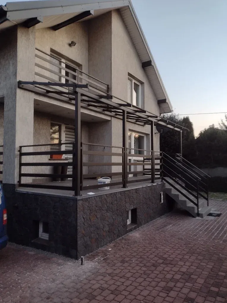 Balustrada tarasowa i schody zewnętrzne przy domu