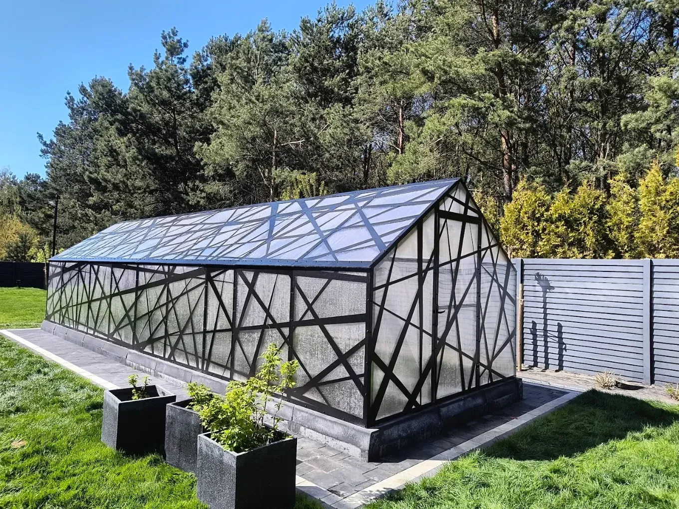 Konstrukcja stalowa przeszklonej oranżerii ogrodowej